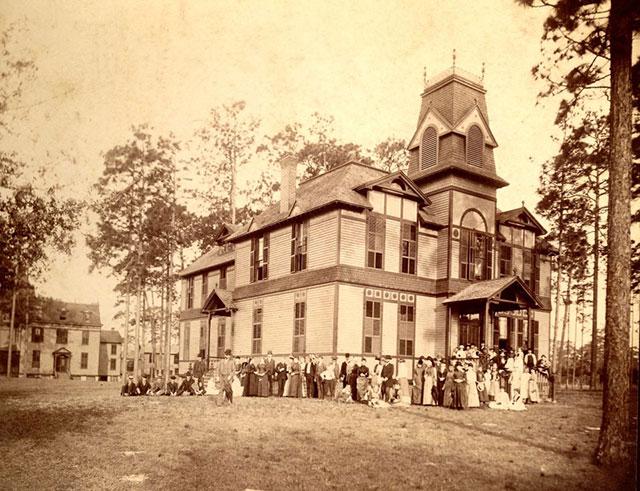 迪兰校区的第一座教学楼，迪兰大厅
