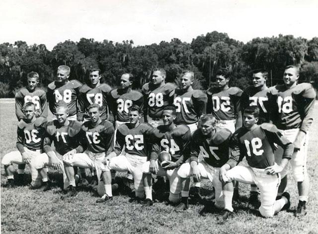 斯泰森大学足球队的全队照片，1957年