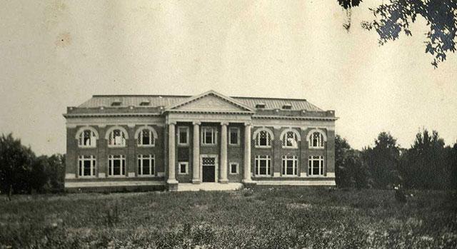 1908年的桑普森大厅正门