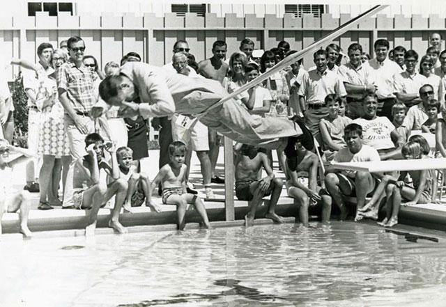 前总统保罗·格林为新的斯泰森游泳池举行落成典礼